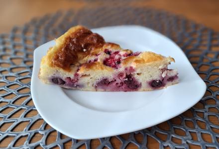 Vláčná tvarohová buchta s ovocem: Jednoduchý recept, který si zamilujete Vláčná tvarohová buchta s ovocem: Jednoduchý recept, který si zamilujete