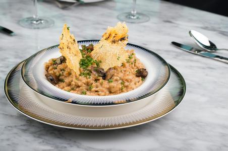 Krémové houbové rizoto s parmazánem: Lahodný recept pro každého milovníka italské kuchyně Krémové houbové rizoto s parmazánem: Lahodný recept pro každého milovníka italské kuchyně
