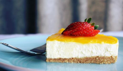 Mangový cheesecake s bílou náplní a zrcadlovou mangovou vrstvou Mangový cheesecake s bílou náplní a zrcadlovou mangovou vrstvou