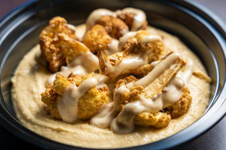 Pečený květák s tahini omáčkou – zdravý a chutný recept Pečený květák s tahini omáčkou – zdravý a chutný recept